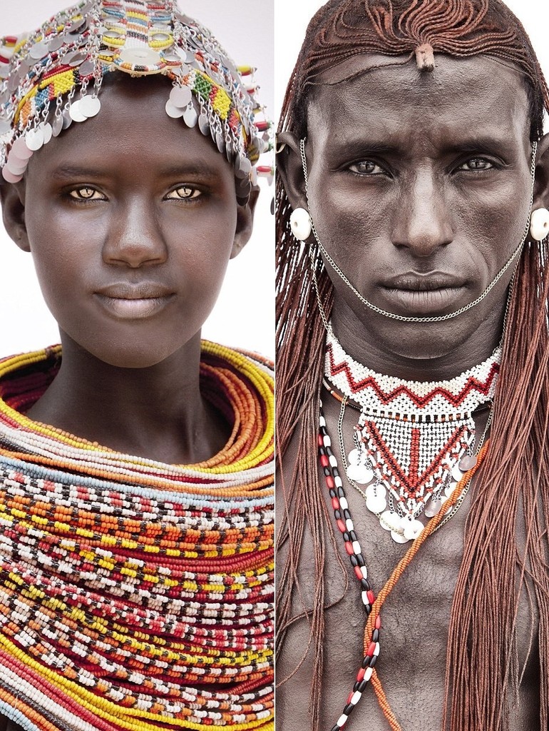 Mario đã gặp các thành viên của tộc Samburu ở Kenya. Họ theo chế độ lão trị, tức là người lớn tuổi có thứ bậc cao nhất trong xã hội. Nam giới thường không kết hôn trước tuổi 30.