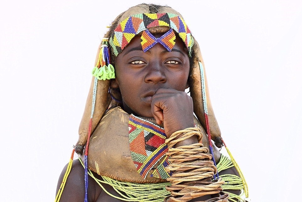 Các phụ nữ thuộc tộc Mumuhuilaare ở Angola thường dành nhiều giờ buổi sáng để trang điểm cho mình thật đẹp. Họ dùng hạt vòng, các loại đá và vỏ ốc để làm đồ trang sức.