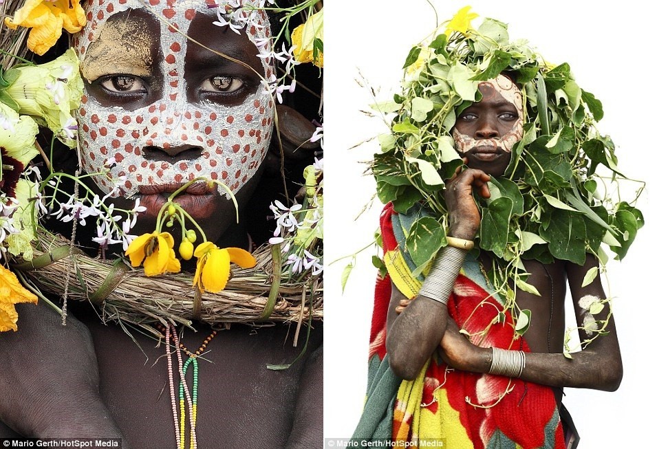Trẻ em của bộ tộc Surma (Ethiopia) vẽ lên mặt bằng màu làm từ thảo dược trộn lẫn đất sét trắng.
