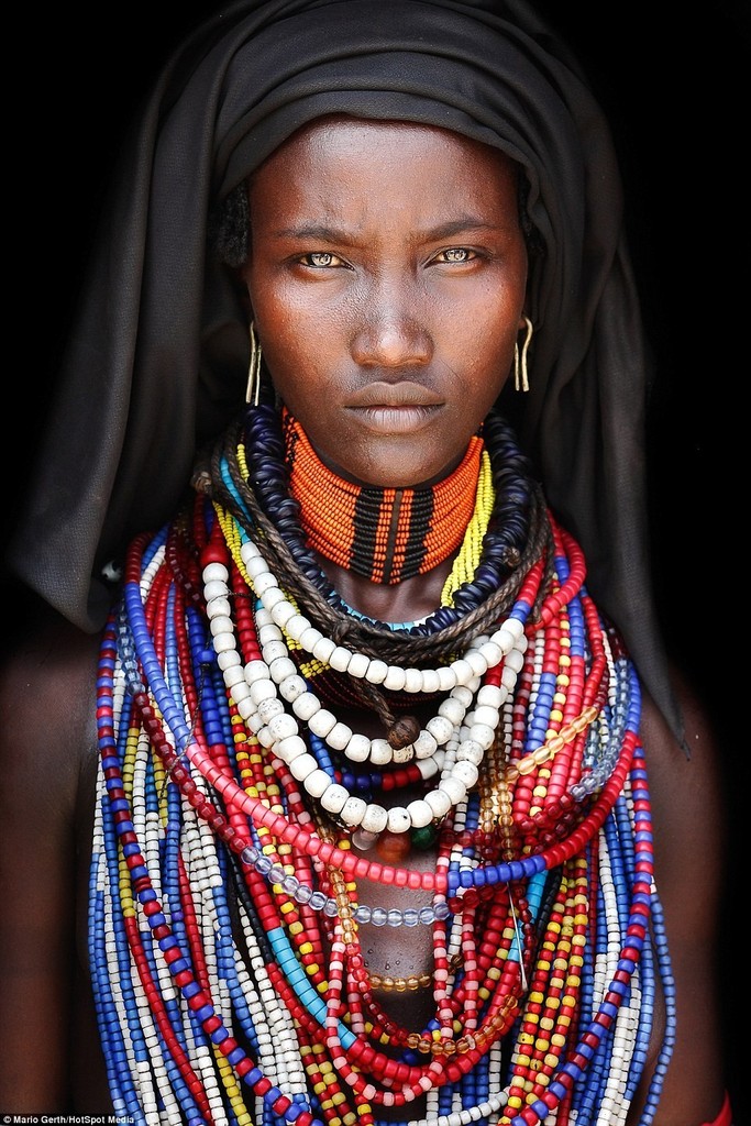 Phụ nữ của tộc Arbore che đầu bằng khăn vải đen, đeo những chiếc vòng cổ và hoa tai có màu sắc rực rỡ.