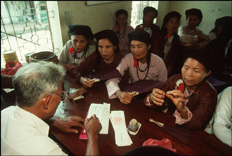 Anh chat ve Ha Noi nam 1994-1995 cua Bruno Barbey (1) - Anh 1