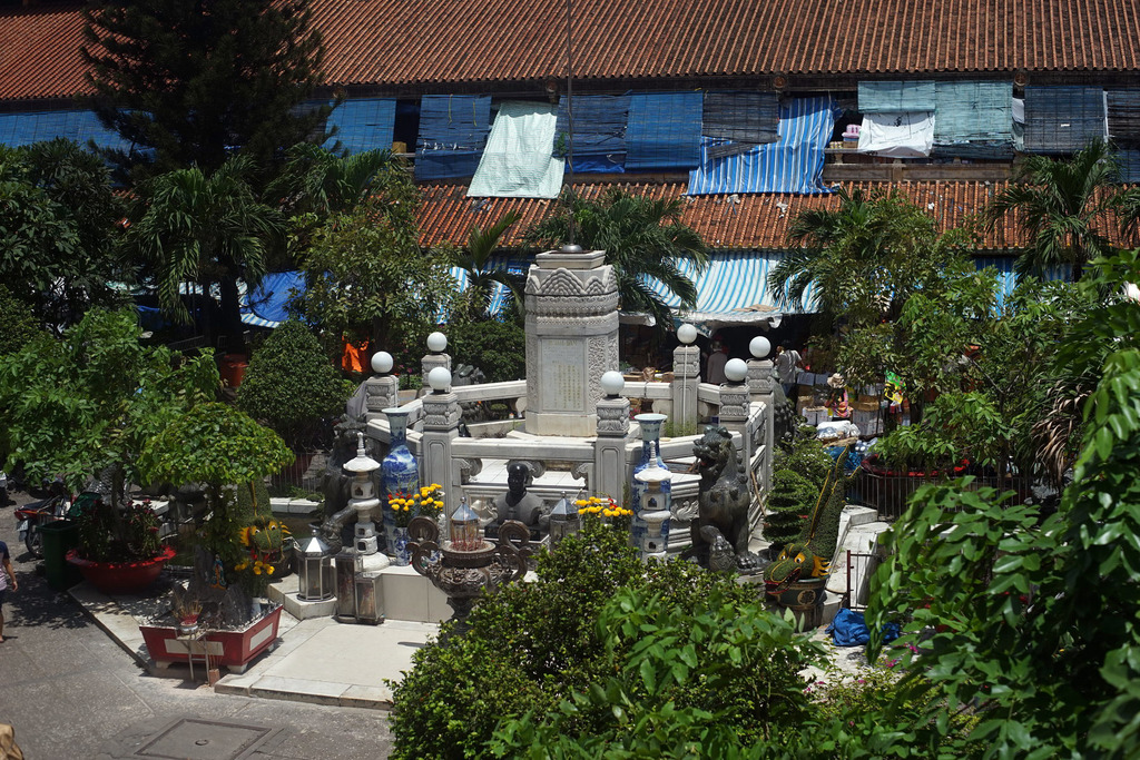 Chùm ảnh: Đài thờ đại gia hoành tráng giữa khu chợ cổ Sài Gòn