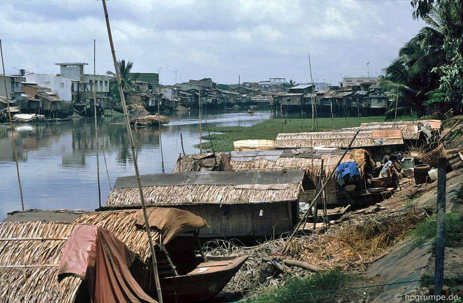 Sài Gòn: Chèo thuyền buồm ở một bên sông Sài Gòn