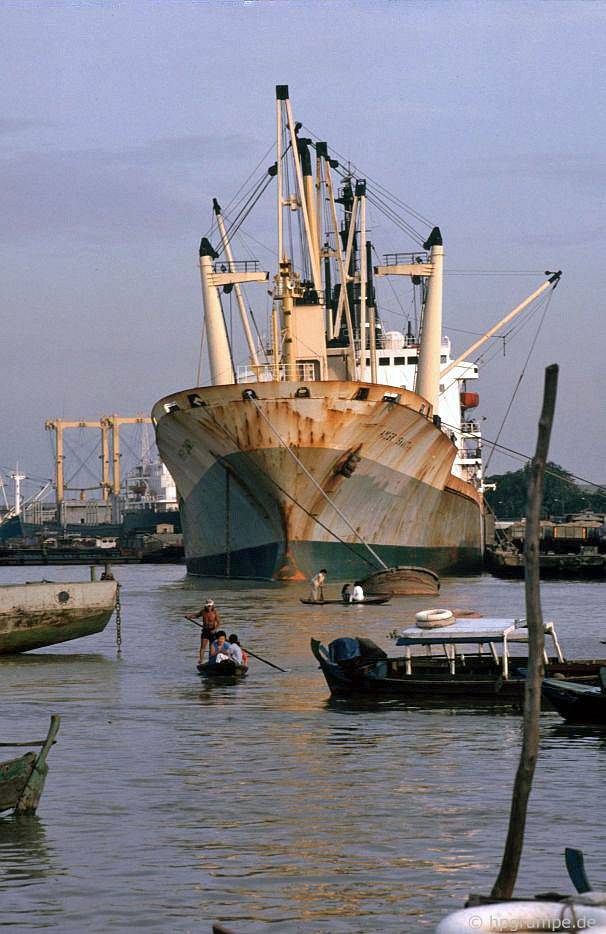 Sài Gòn: Tàu trên sông Sài Gòn