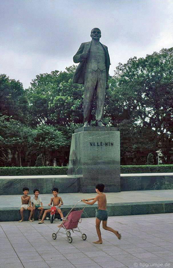 Hà Nội: Lenin tượng đài ở phía trước cột cờ