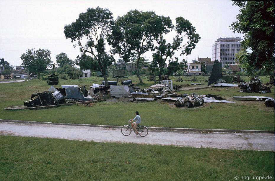 Hà Nội: bắn rơi máy bay ném bom của Mỹ ở công viên Lê Nin