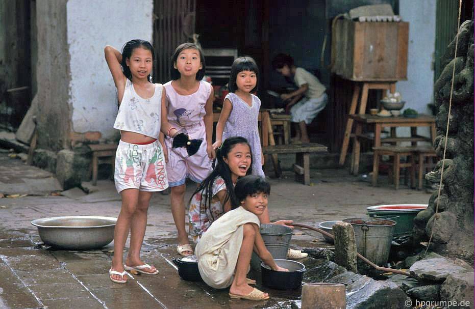 Hà Nội: Trẻ em tại một điểm nước tại Phố Lò Đúc