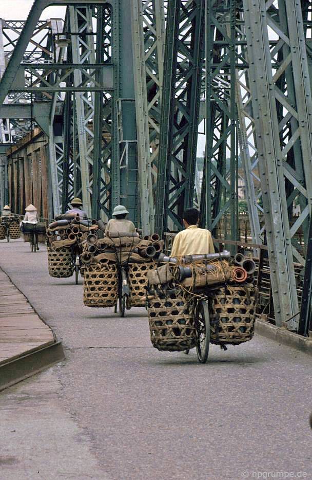 Hà Nội: Giao thông vận tải của ống gốm của xe đạp trên cầu Long Biên