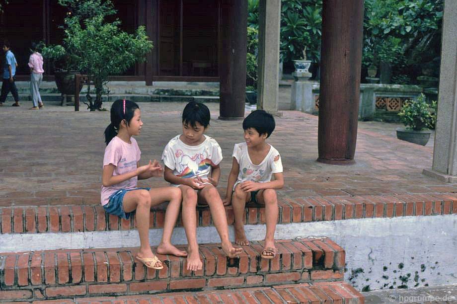 Hồ Hoàn Kiếm - Trẻ em tại chùa Ngọc Sơn: Hà Nội