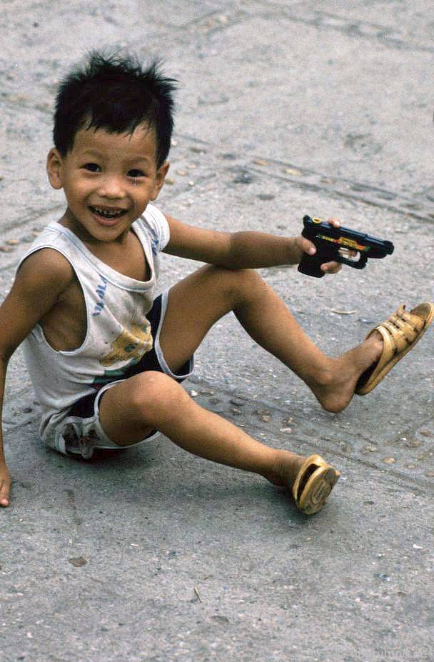 Hồ Hoàn Kiếm - Hà Nội: Cậu bé với súng nước