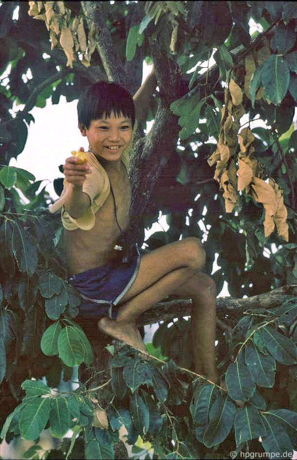 Hồ Hoàn Kiếm - Hà Nội: Boy với khẩu súng nước