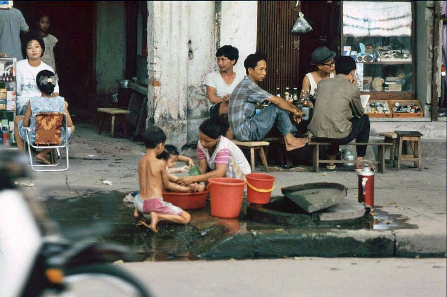 Hà Nội: Trẻ em tại một điểm nước tại Phố Lò Đúc