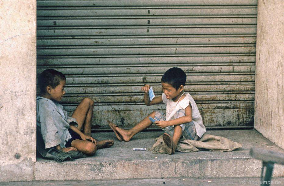 Hà Nội: trẻ em đường phố chơi bài