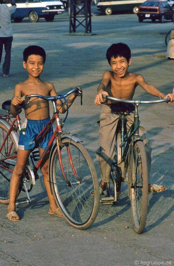 Hà Nội: 2 bé trai với xe đạp