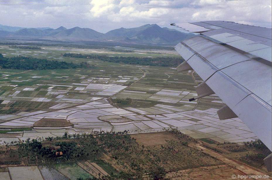 Hà Nội: Aerial xem - những cánh đồng lúa ngay trước khi hạ cánh