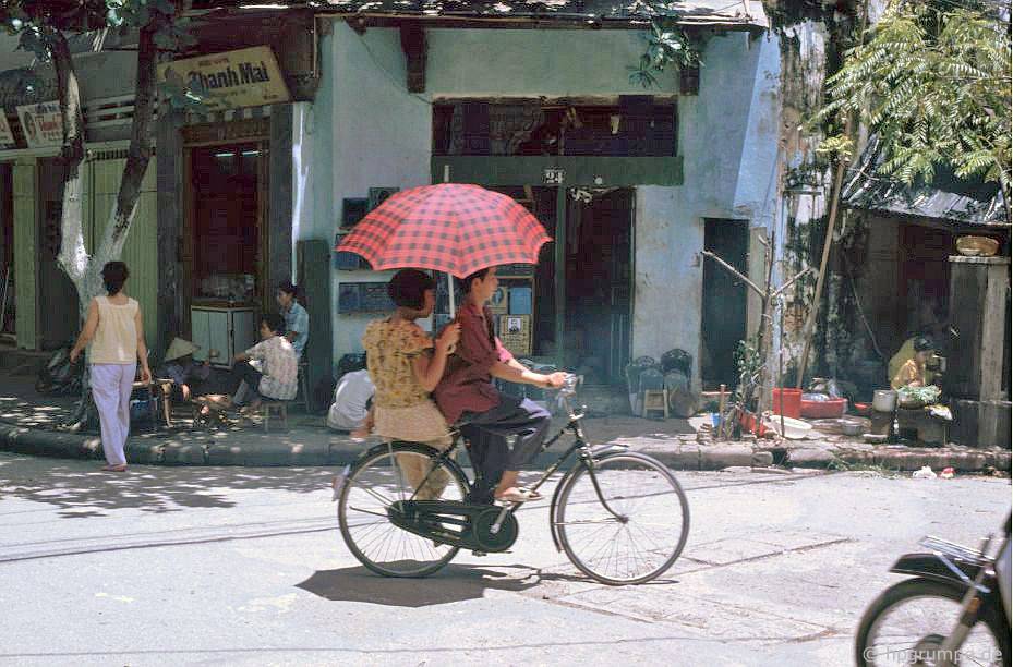 Hà Nội: Biker với chiếc ô