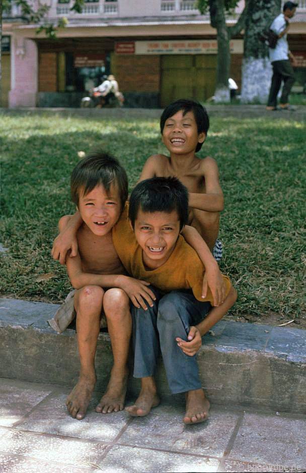 Hồ Hoàn Kiếm - trẻ em đường phố: Hà Nội