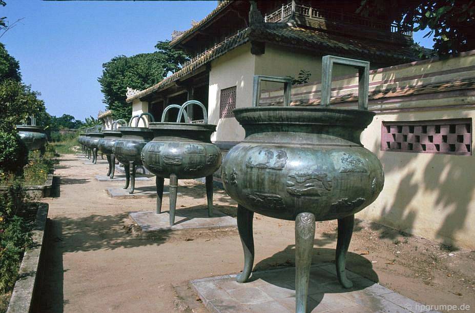Thành phố Huế: Đình Trúc Cửu Đỉnh ở phía trước đền Miếu