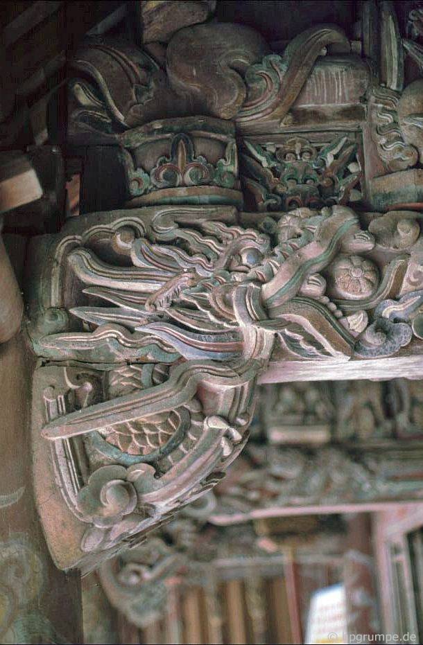 Hoa Lư: chạm khắc tại đền Den Le Dai Hanh