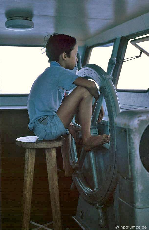 Vịnh Hạ Long: con trai của thuyền trưởng tại bánh xe