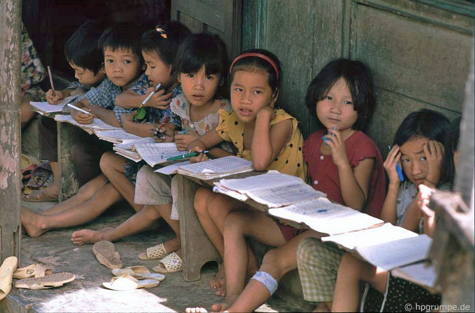 Trường học trong làng Bản Việt