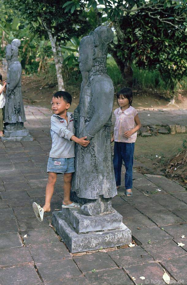 Huế: mộ Minh Mạng - con số với trẻ em