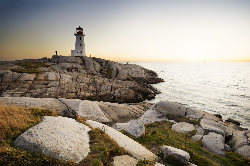 Làng chài Peggy’s Cove thuộc tỉnh lỵ ven biển phía đông của Nova Scotia, Canada có phong cảnh thiên nhiên tuyệt đẹp, hải sản tươi ngon, nổi tiếng với ngọn hải đăng xây từ năm 1915.