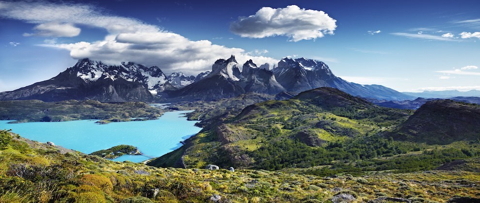Nằm ở Patagonia, Chile, Torres del Paine được coi là vườn quốc gia đẹp nhất của Nam Mỹ với đỉnh núi đá granit, hồ nước trong xanh, khu rừng ngọc bích và sông băng rực rỡ tạo nên cảnh quan ngoạn mục.