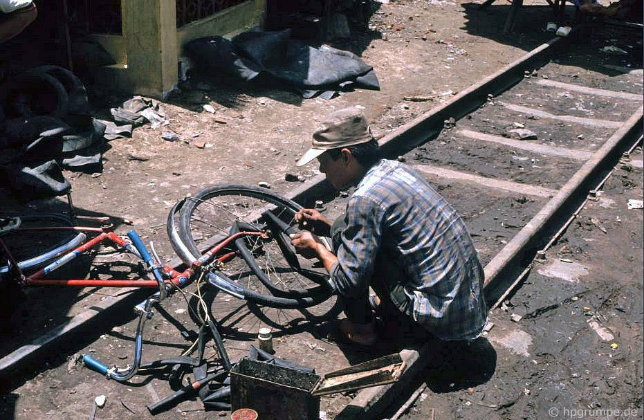 Đà Nẵng: Sửa chữa xe đạp trên đường sắt