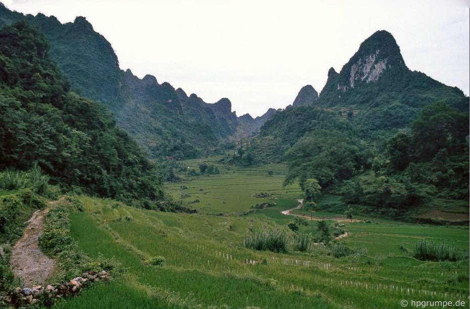 Phong cảnh giữa Cao Bằng và biên giới Trung Quốc