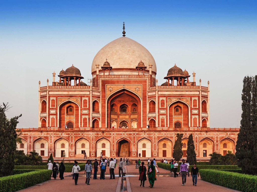 Kỳ quan kiến trúc bằng đá cẩm thạch trắng, khu đền Taj Mahal là món quà tình yêu của hoàng đế Mughal tặng cho người vợ đã mất. Hình ảnh đền soi bóng xuống mặt hồ phía trước là một cảnh đẹp khó quên với du khách.