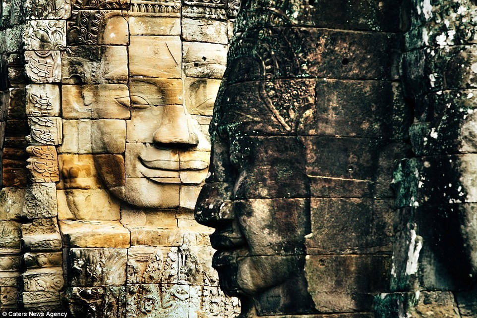 Đền Bayon nổi tiếng với những tác phẩm mặt cười và nằm chính giữa quần thể đền Angkor Thom.