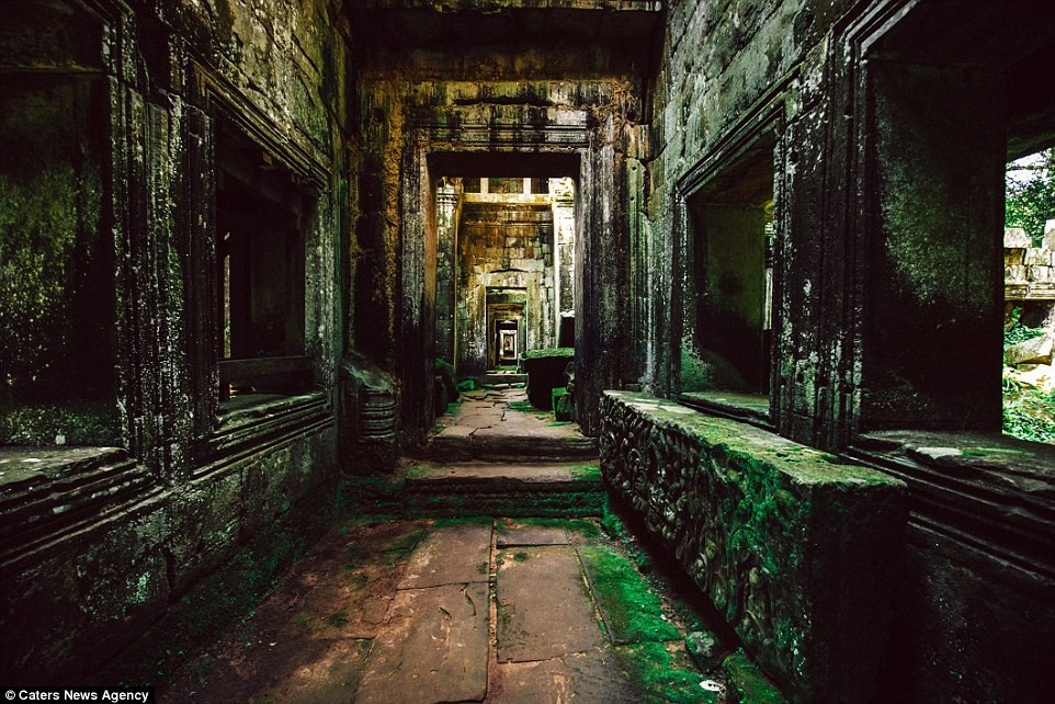 Hành lang hoang vắng hun hút ở Preah Khan, một trong những quần thể lớn nhất ở Angkor.