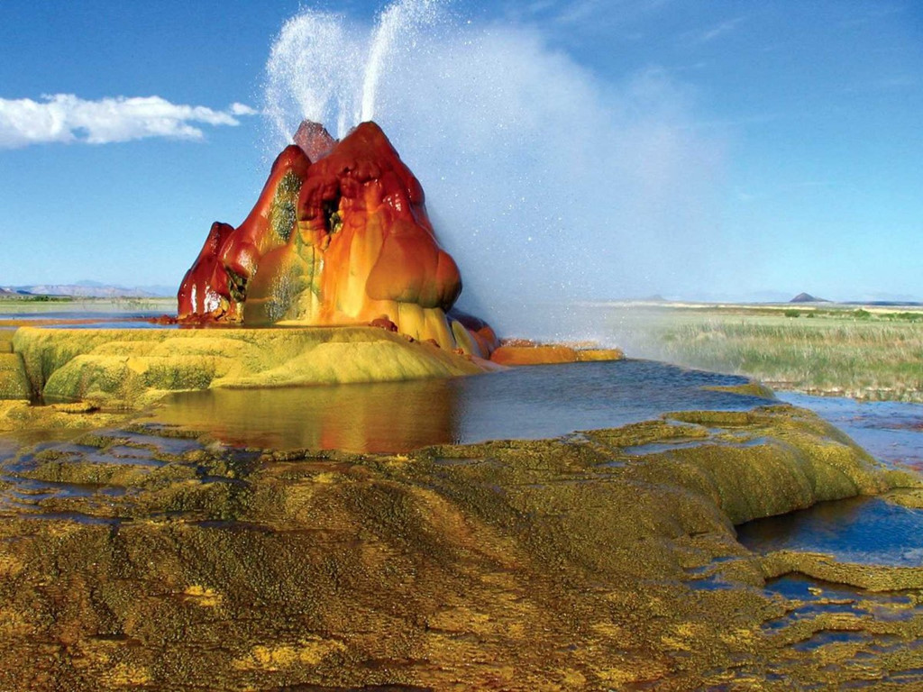 Giếng phun Fly Geyser ở sa mạc tại bang Nevada hình thành sau một sự cố khai thác vào năm 1916. Nước nóng từ lòng đất chứa nhiều khoáng chất, cùng sự phát triển của những loài tảo sống trong môi trường nhiệt độ cao, khiến giếng có nhiều màu sắc.