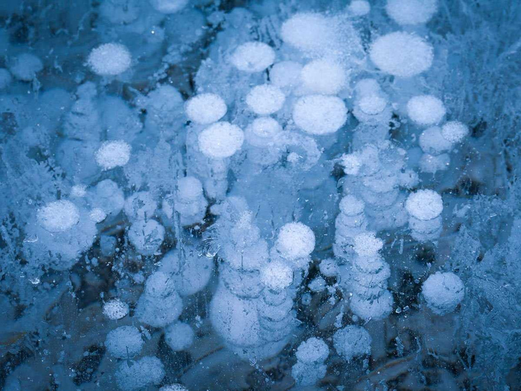 Hồ băng nhân tạo Abraham tại tỉnh Alberta, Canada, nổi tiếng với hình ảnh chùm bong bóng dưới lớp băng. Đây chính là những bọt khí methane tích tụ lại. Hồ hình thành từ việc xây đập thủy điện trên sông North Saskatchewan vào năm 1972.