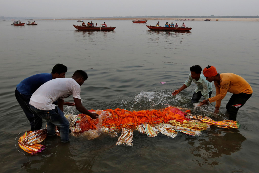 Chùm ảnh: Thảm cảnh ô nhiễm của dòng sông thiêng nhất Ấn Độ