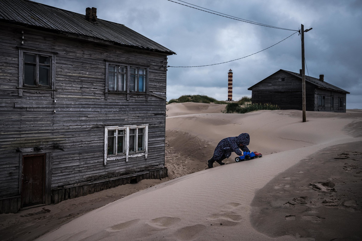 Chùm ảnh: Cuộc sống trong ngôi làng bị cát nuốt chửng ở nước Nga