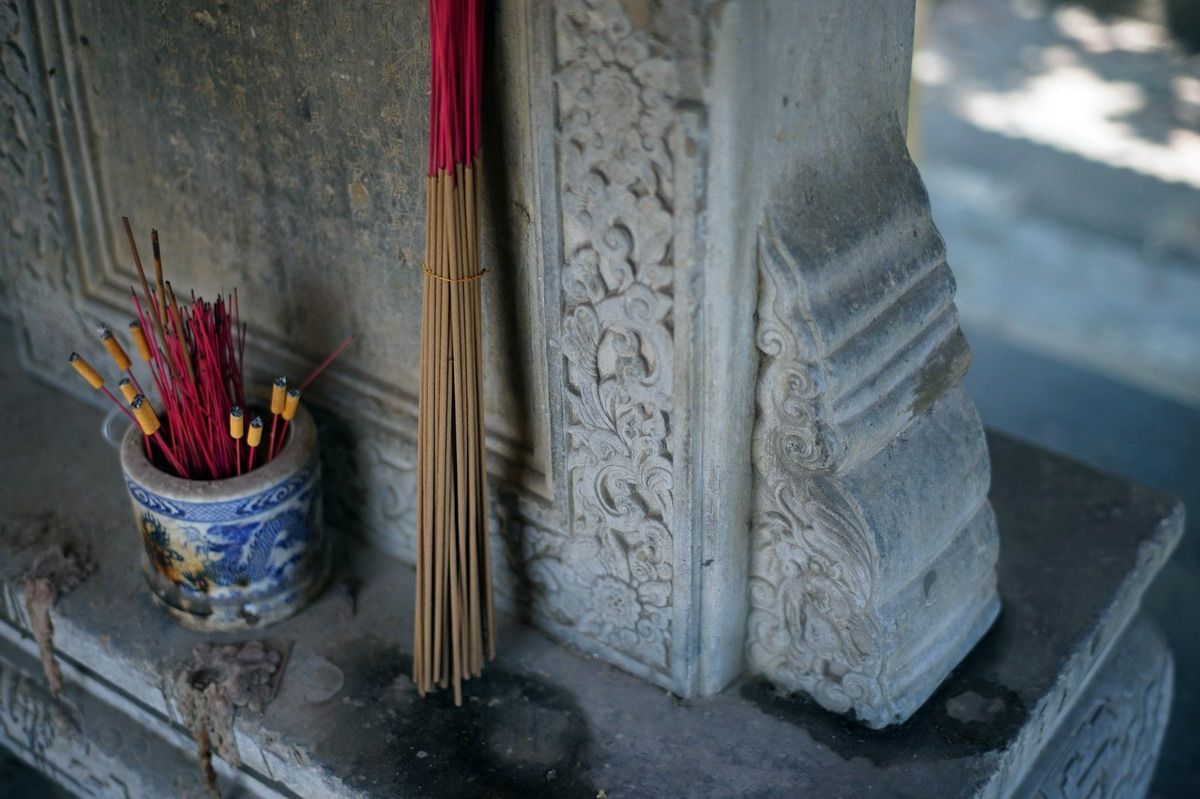 Chùm ảnh: Hai tấm bia đá cổ đặc biệt bên sông Ngự Hà ở Huế