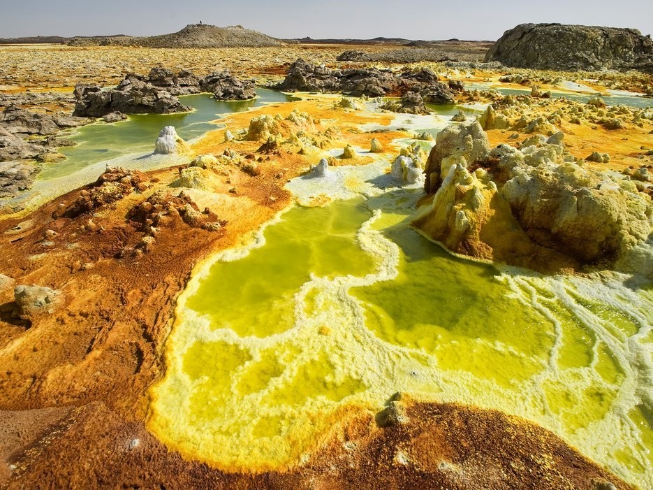Dallol, Ethiopia: Sự hình thành muối, các suối nước nóng có tính axit, các mạch khí làm cho khu vực thủy nhiệt tuyệt đẹp này trở thành một trong những nơi nóng nhất thế giới với nhiệt độ trung bình vào mùa hè là 114 độ C.