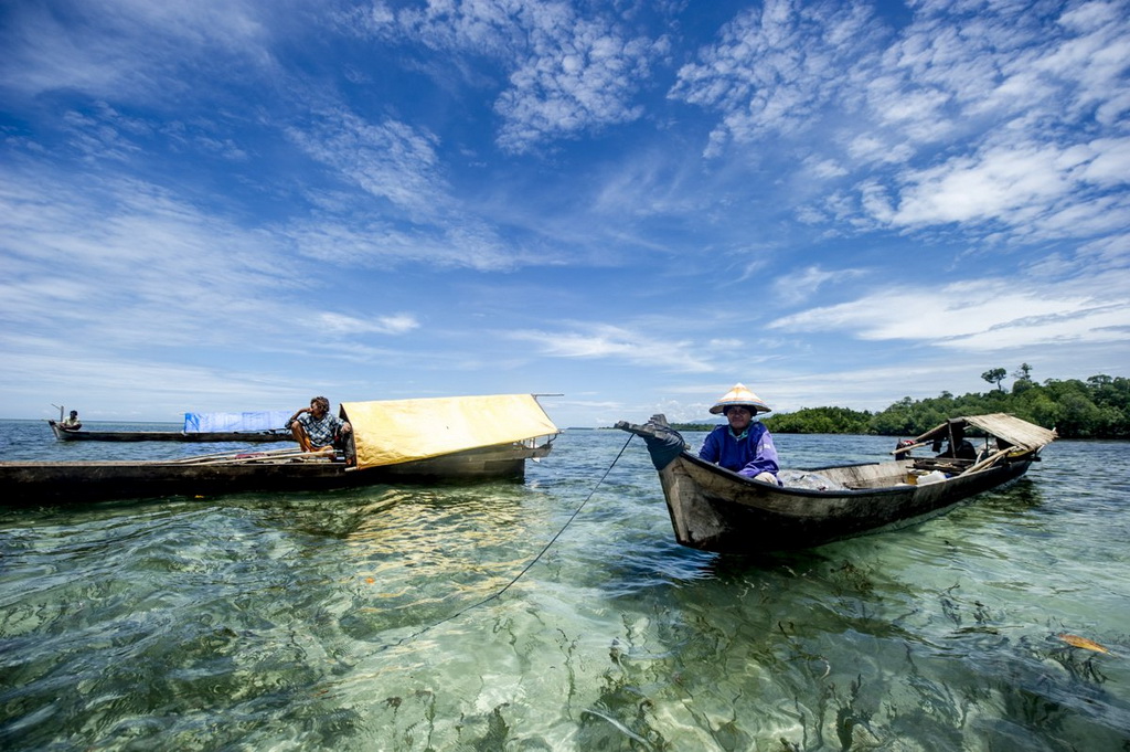 Mọi sinh hoạt của người Bajau diễn ra trên những con thuyền hẹp và cao, gọi là “lepa-lepa”. Họ đem theo tất cả đồ dùng cần thiết như dụng cụ nấu ăn, đèn dầu, thực phẩm và thậm chí cả máy móc. Họ chỉ đặt chân lên đất liền khi giao dịch hoặc sửa chữa thuyền. 
