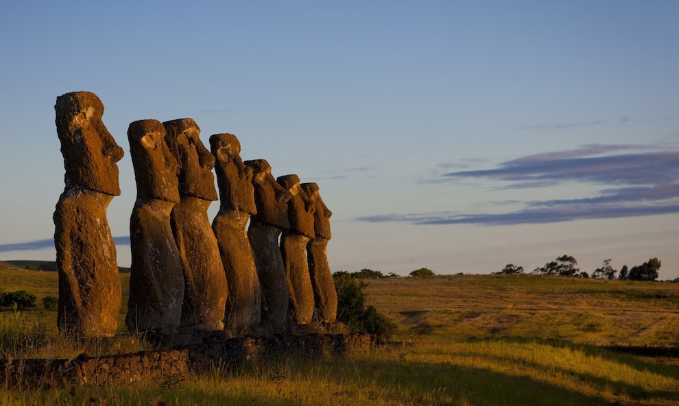 Đảo Phục Sinh ở Chile là một trong những hòn đảo có vị trí bị cô lập nhất trên thế giới. Tuy nhiên, nơi đây lại rất nổi tiếng với vẻ đẹp tự nhiên hoang sơ vốn có hay những câu chuyện đầy bí ẩn xoay quanh gần 900 bức tượng đá Moai khổng lồ.