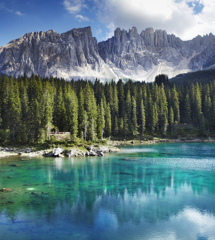Nằm giữa một khu rừng linh sam cổ rộng lớn và núi Latemar, hồ Carezza là viên ngọc tuyệt đẹp của vùng đất hoang dã Dolomites, Italy. Tương truyền hồ Carezza là nơi ở của một nữ thần sắc đẹp.
