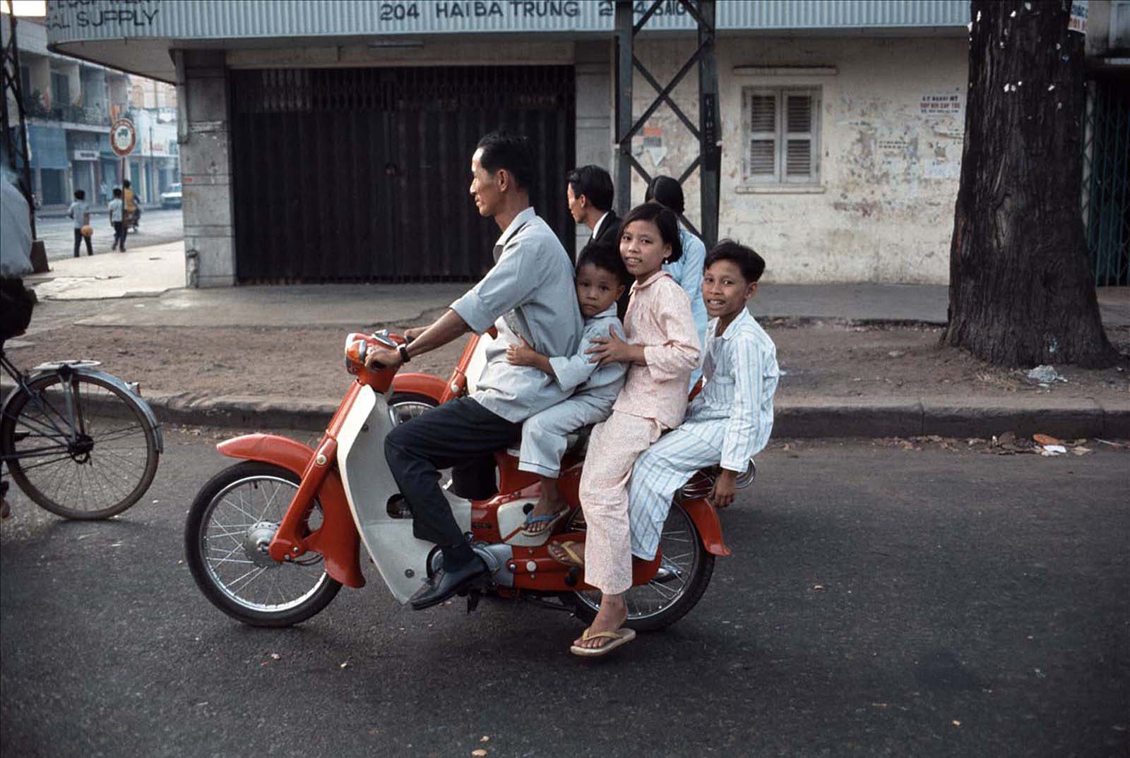 Sài Gòn năm 1966 – 1967 ‘nét căng’ trong ảnh của Rick Parker