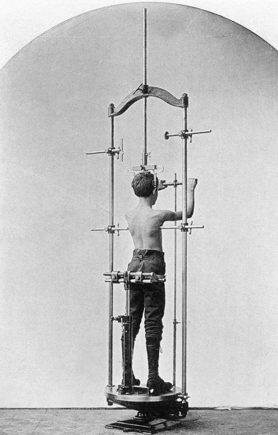 Cỗ máy tập gym của con người 100 năm trước