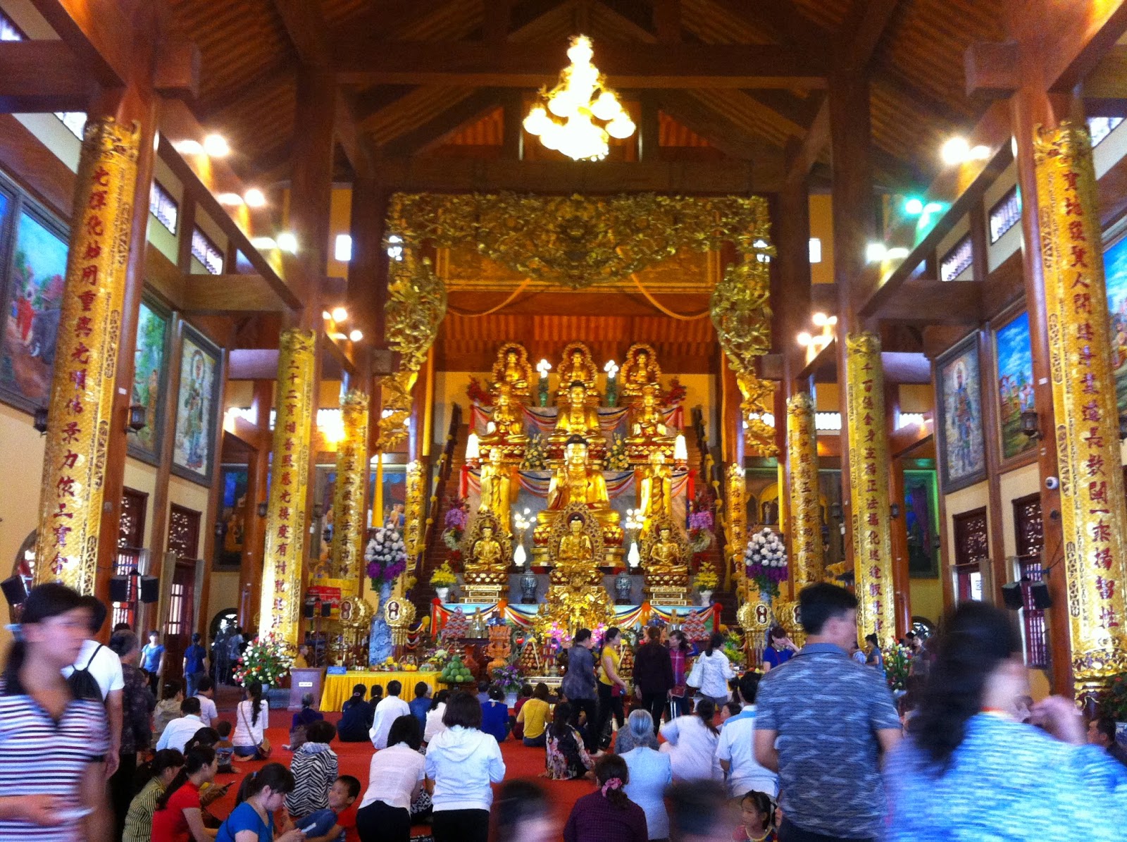 Vấn nạn mê tín trong chùa chiền đang hủy hoại hình ảnh của đạo Phật