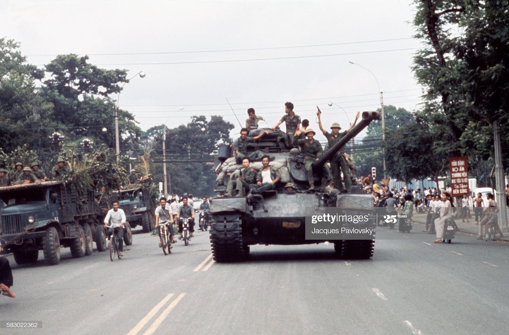 Chùm ảnh: Xe tăng Giải phóng rừng rực khí thế tiến về Sài Gòn  30/4/1975