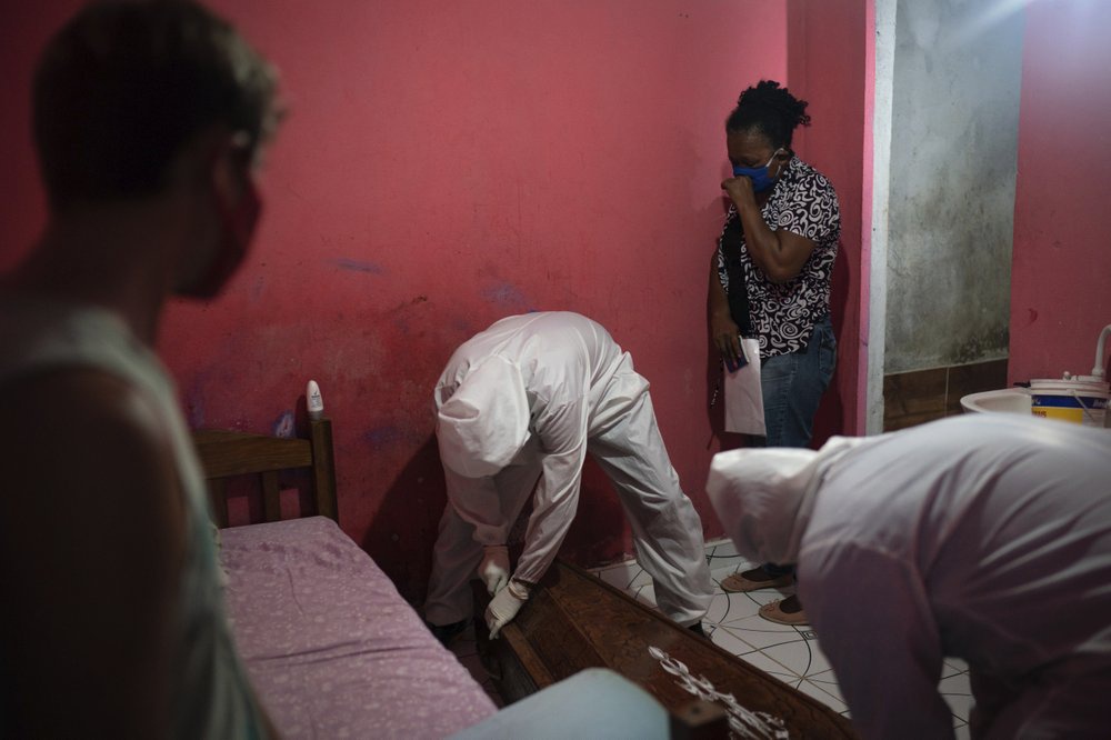Chùm ảnh: Xác người tràn ngập tại tâm dịch COVID-19 ở Brazil