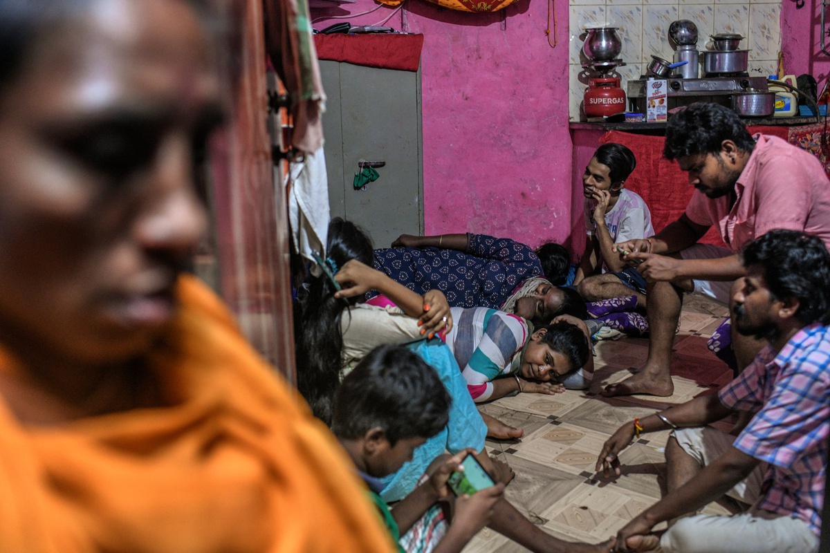 Chùm ảnh: Cơn ác mộng COVID-19 ở khu ổ chuột lớn nhất Ấn Độ