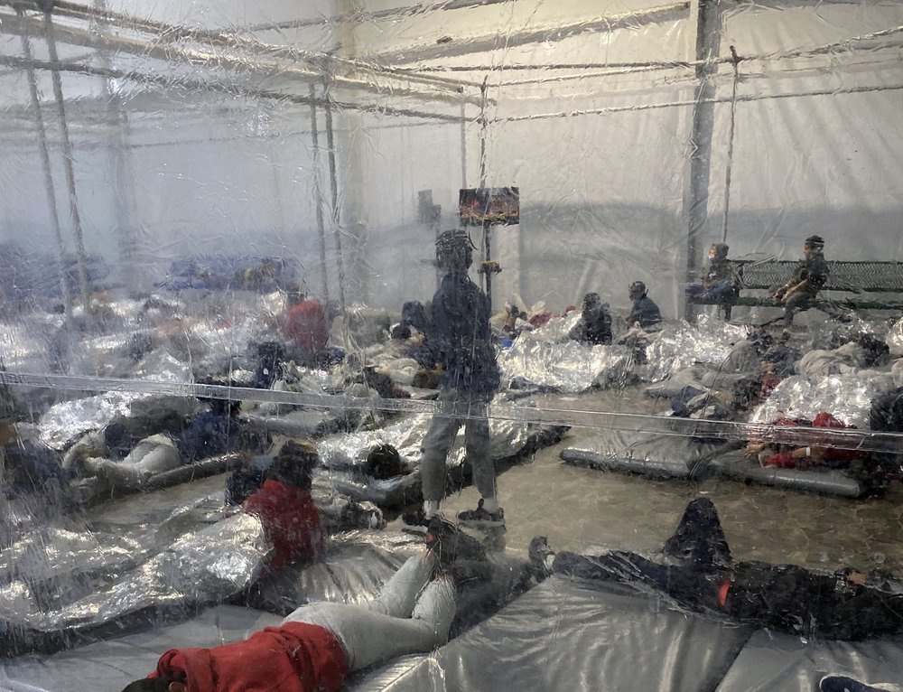 Chùm ảnh: Cuộc khủng hoảng trẻ nhập cư mà chính quyền Biden muốn giữ kín