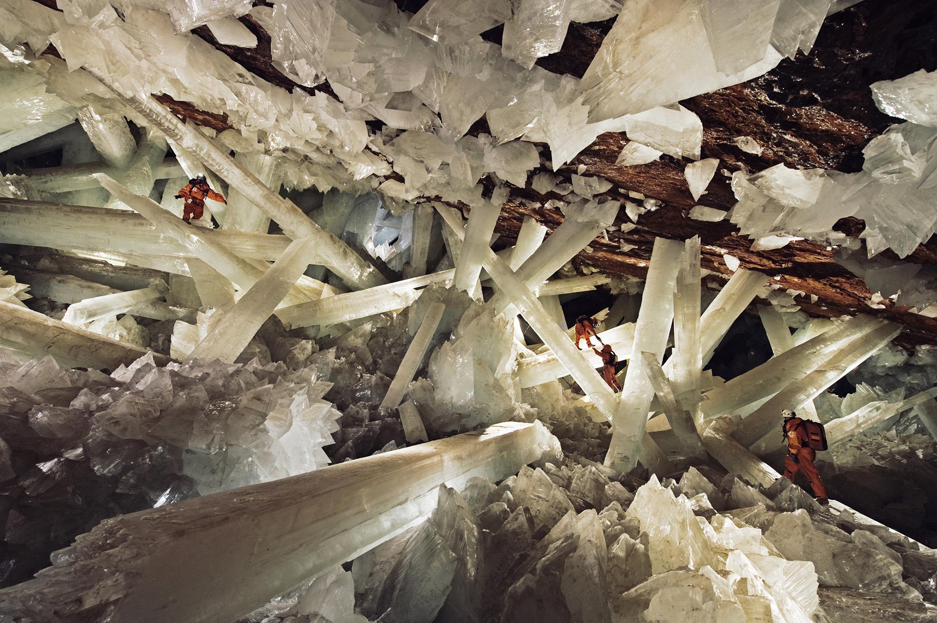 Chùm ảnh: Bên trong hang động tinh thể siêu thực ở Mexico